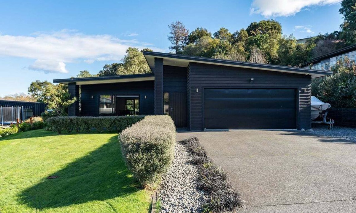 Rangatira Park House | Riverside Retreat - spa pool near the riverside