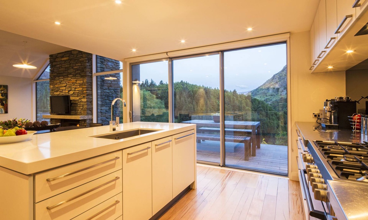 Arthur's Point House | Riverview Retreat