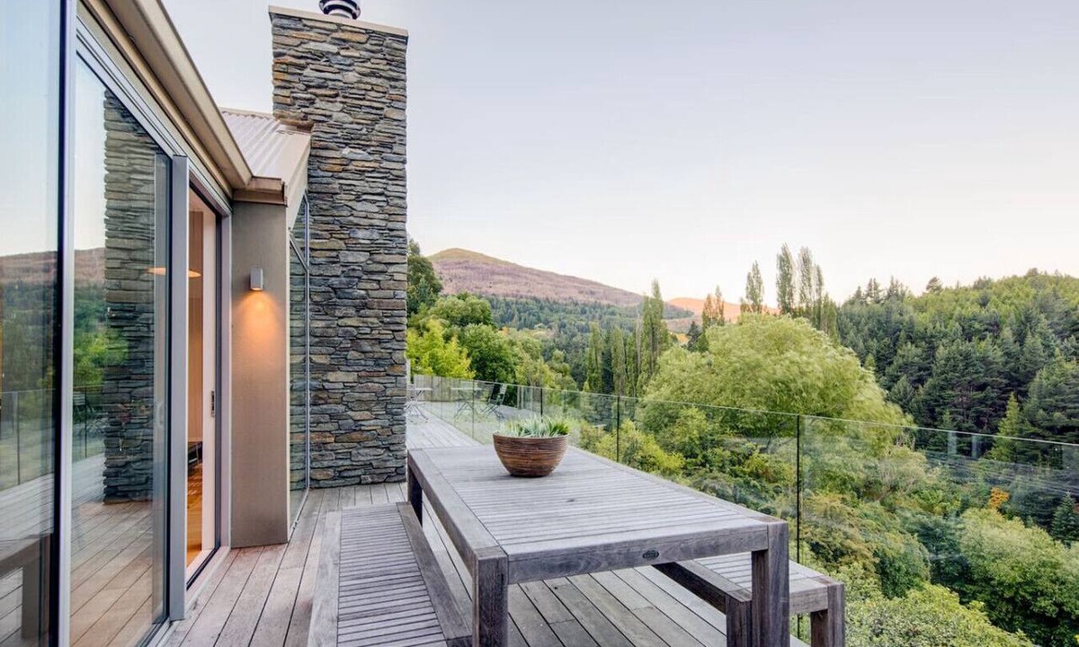 Arthur's Point House | Riverview Retreat Queenstown (4 Bed) by MajorDomo | Arthur`s Point Alpine Villa with Shotover River Views & Spa Pool.