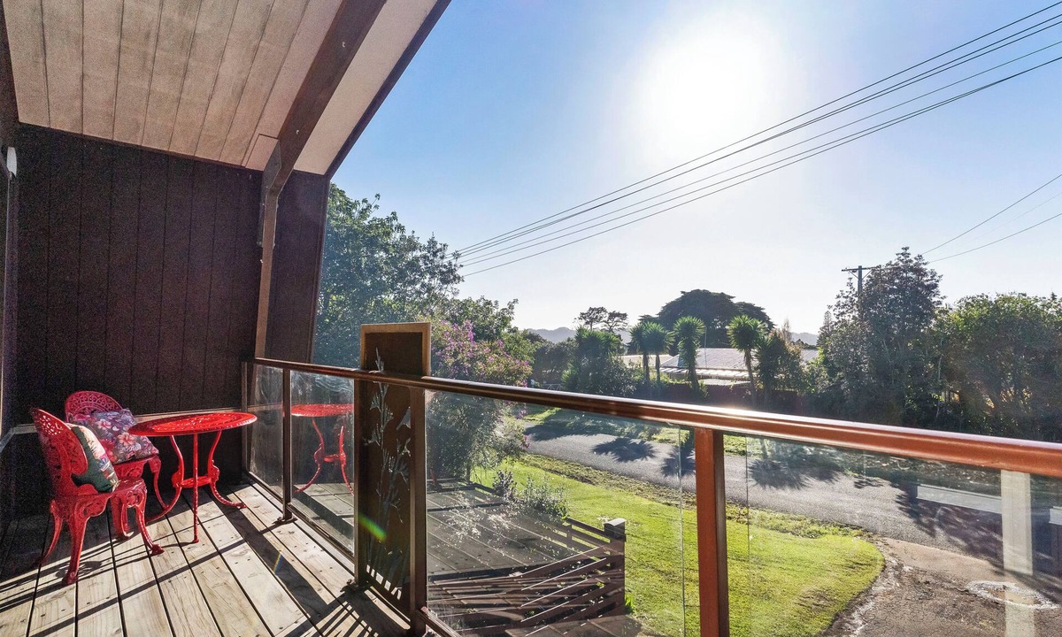 Laingholm House | Roberts Retreat - Auckland Holiday Home