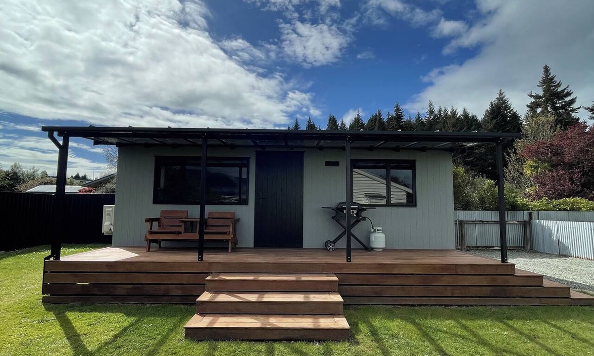 Te Anau Cottage | Romantic 1-bedroom guesthouse with all the extras!