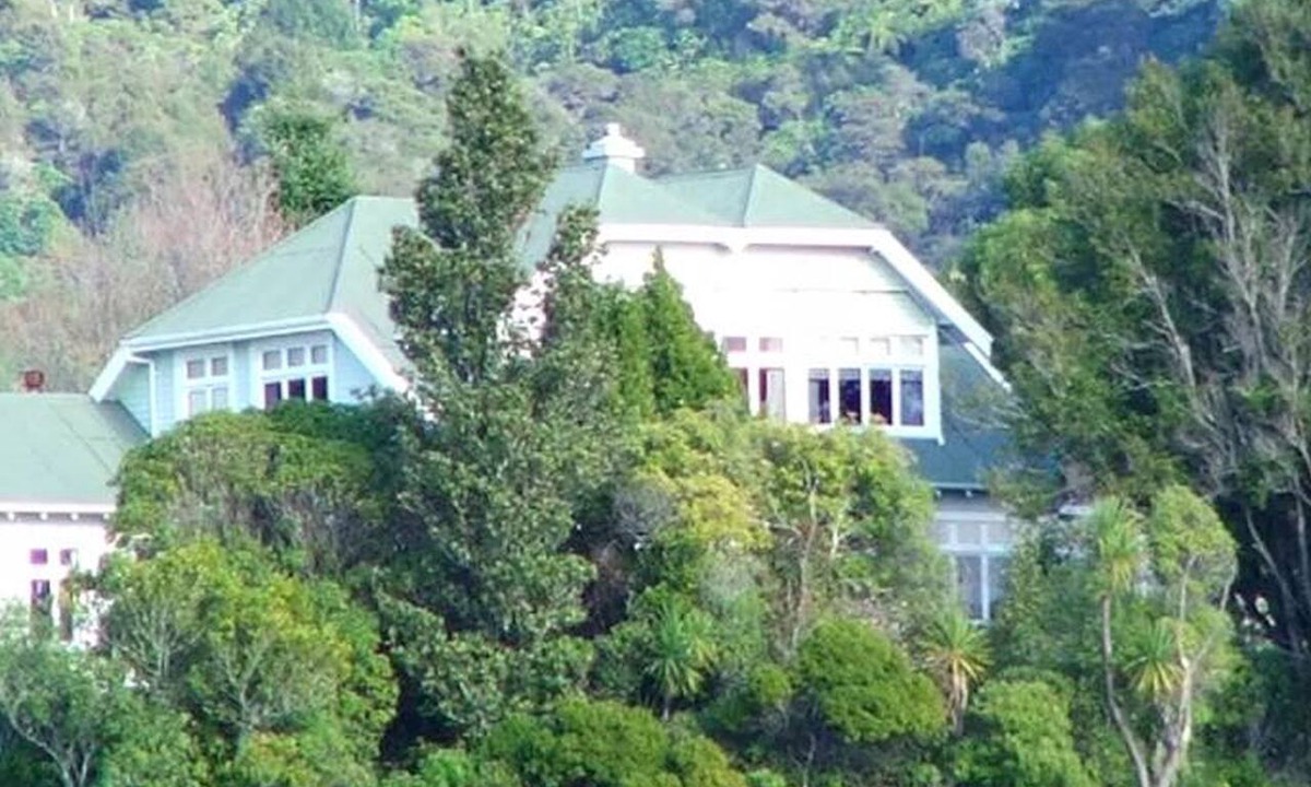 Nelson Cabin | Romantic Getaway in Historic Bed and Breakfast near Tasman Bay, South Island
