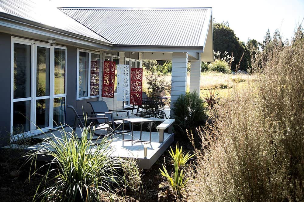 Horopito Cabin | Romantic Rental with a Luxurious Hot Tub near Tongariro Crossing, New Zealand