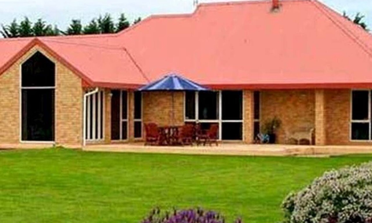 Lincoln Cabin | Romantic Vacation Getaway Surrounded by Gardens in Canterbury, South Island