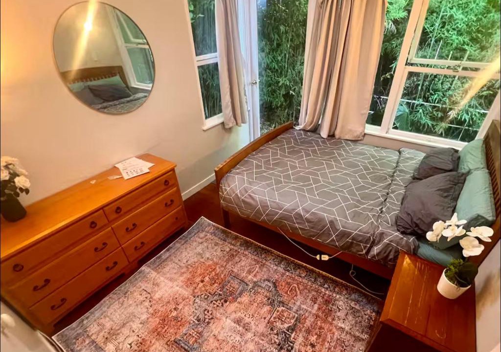 Remuera House | Room In flat is 1st door past carport