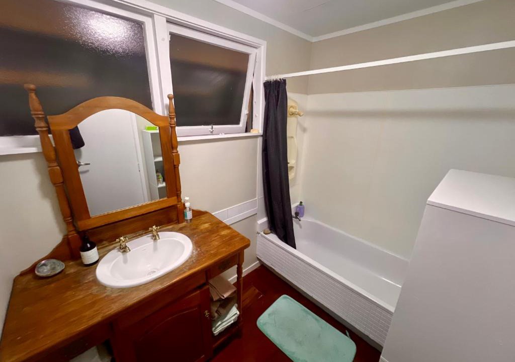 Remuera House | Room In flat is 1st door past carport