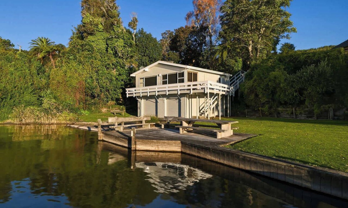 Rototai House | Rotoiti Boathouse - Waterfront, Jetty, Kayaks
