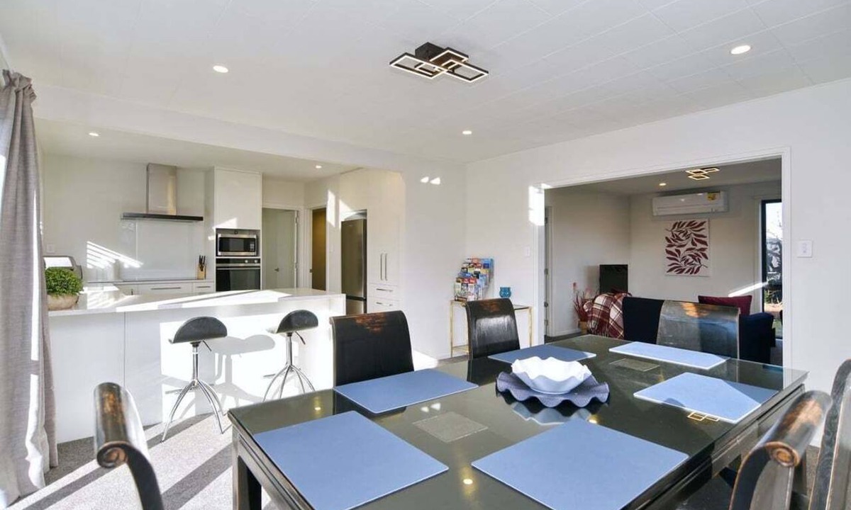 Russley House | Russley home near the airport, single level with parking