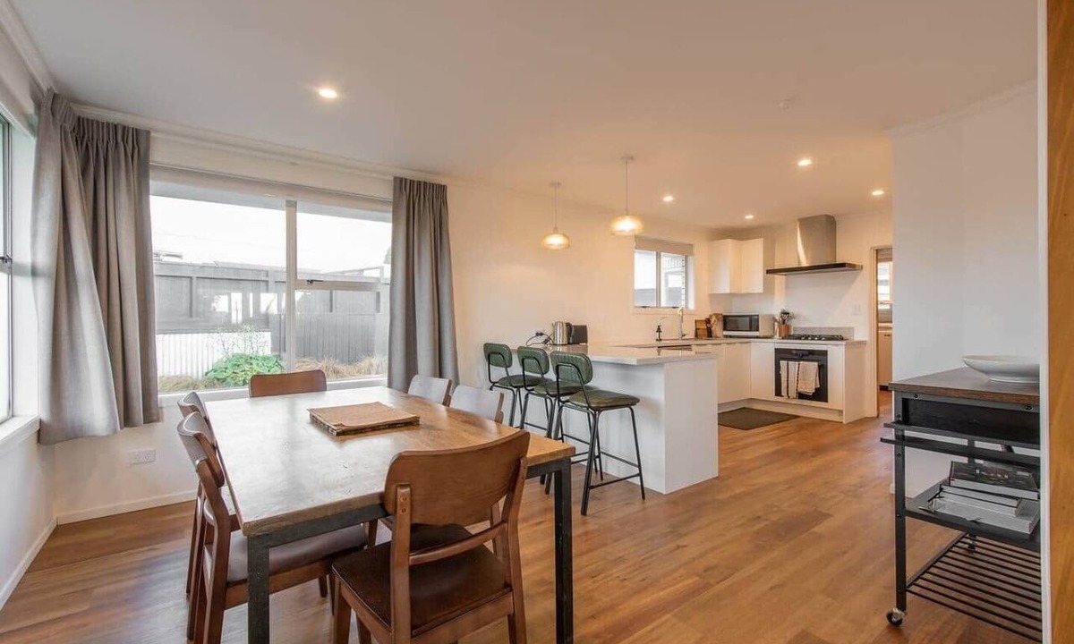 Oakura House | Salt House | Walk to Surf | Sleeps 8