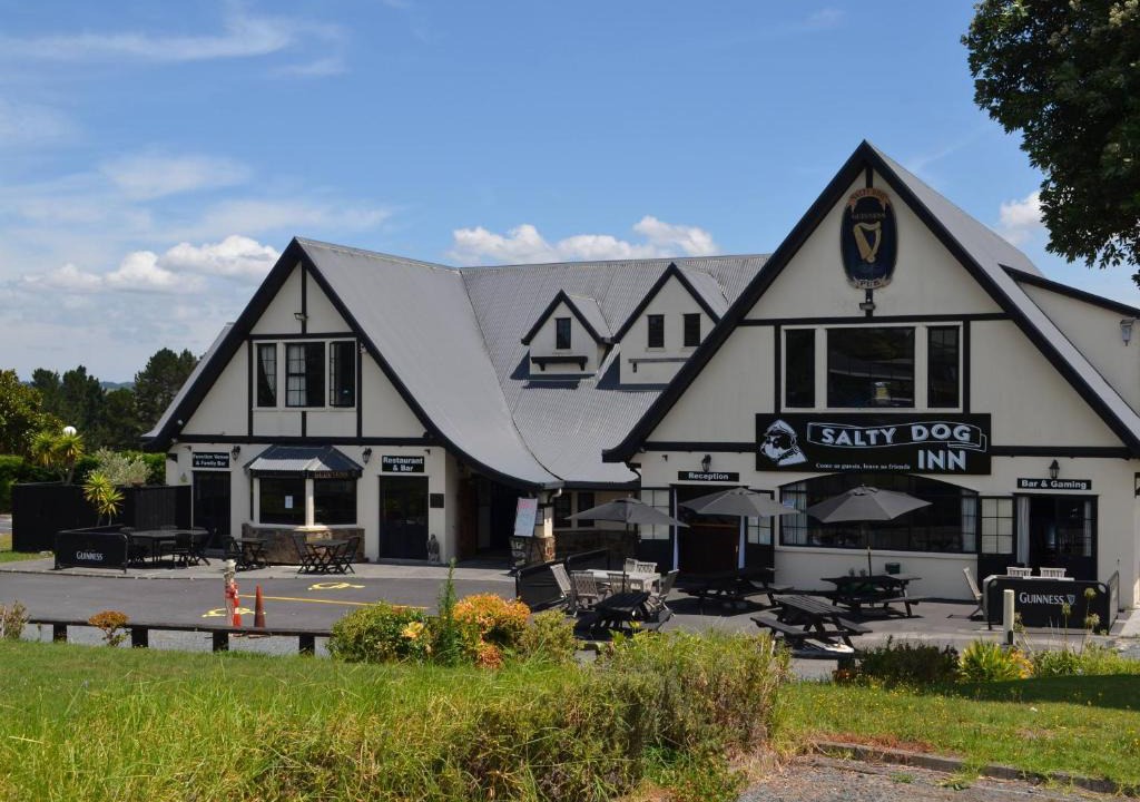 Snells Beach Hotel | Salty Dog Inn