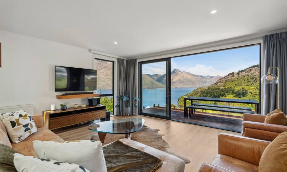 Sunshine Bay Apartment | Sam`s Sanctuary | Stunning Views & Spacious Home