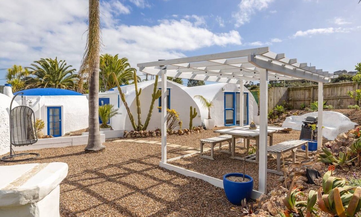 Onetangi House | Santorini on Sea View by Waiheke Pure - Close to beach, dome house, spacious and stylish
