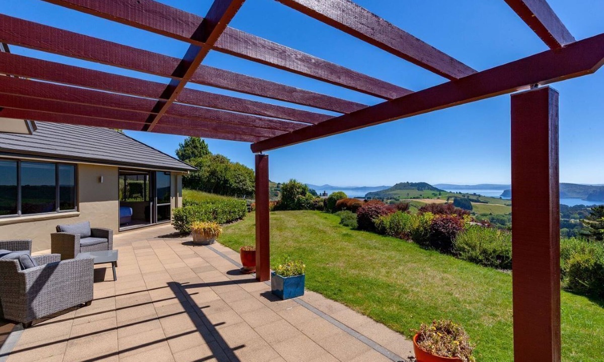 Acacia Bay House | Scenic Solitude