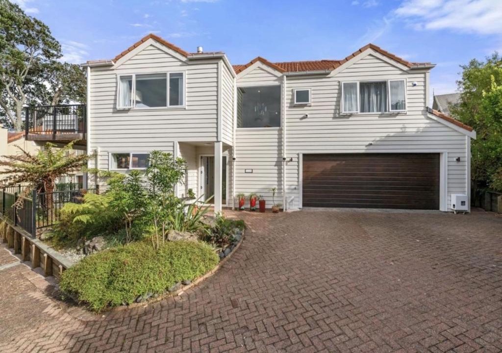 Northcote House | Sea-view home with city ferry and king ensuite