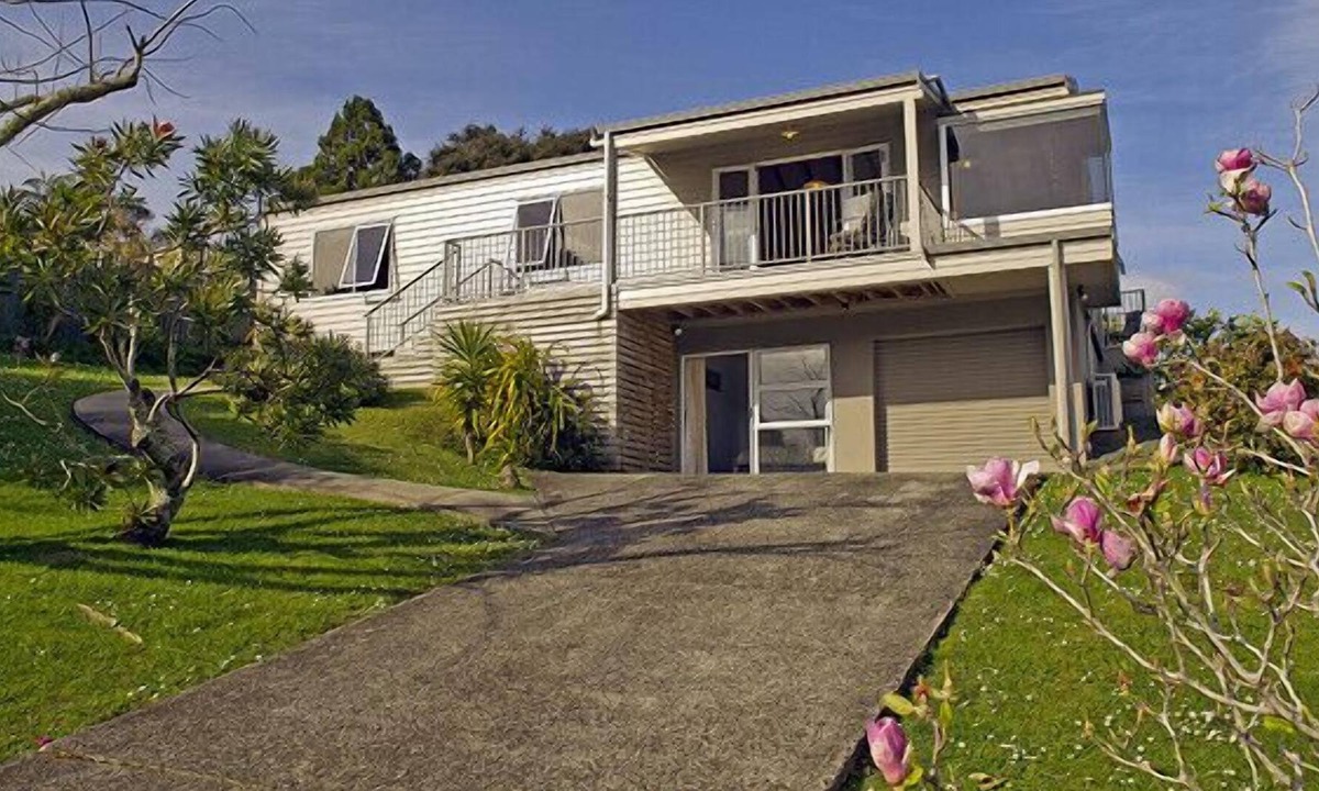 Whitianga Cottage | SEA VIEWS AND BIRDSONG - WHITIANGA HOLIDAY HOME in Ferry Landing