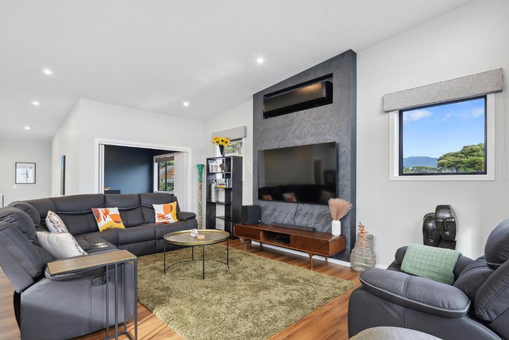 Raumati South House | Seabreeze Retreat - Paraparaumu Holiday Home