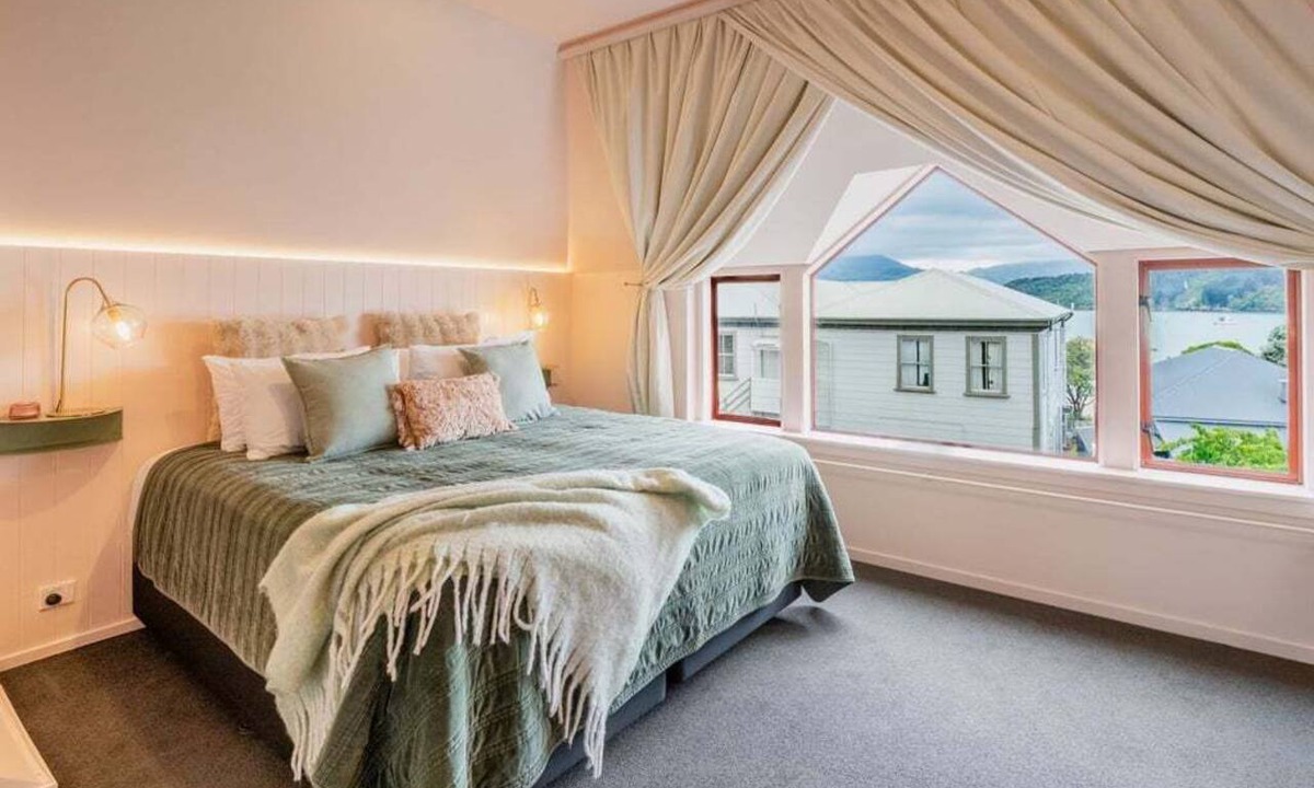 Akaroa House | Seaview Family Stay Akaroa - Spacious, Sunny & 2 carparks - 2 min walk to waterfront