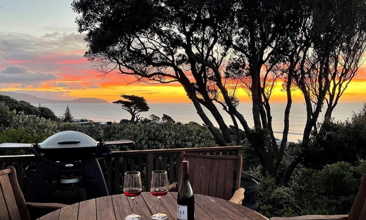 Raumati South House | Seaview Paradiso - Top Location Stunning Views!