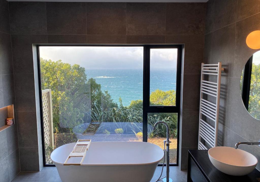 St. Clair Apartment | Secluded coastal comfort