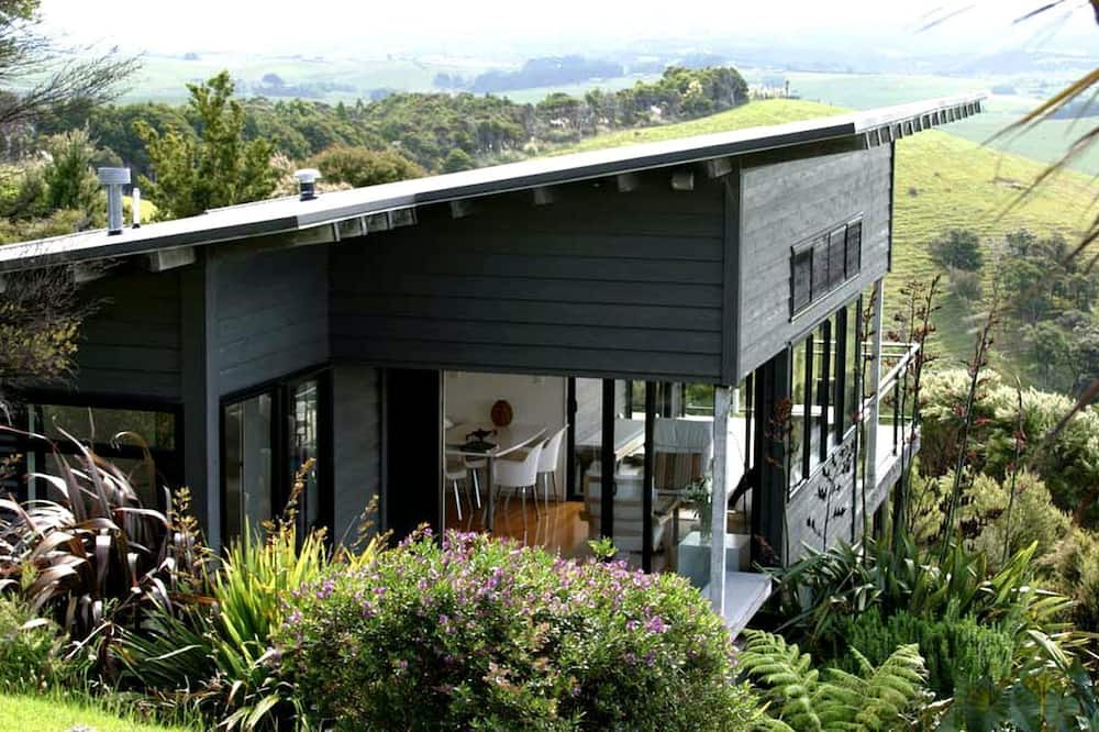 Taiharuru Cottage | Secluded Coastal Cottage Rental with Stunning Views near Whangarei, North Island