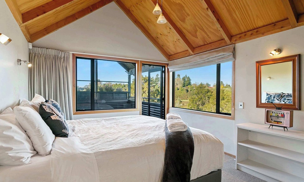 Rangatira Park House | Secluded with Great Views & Central Heating