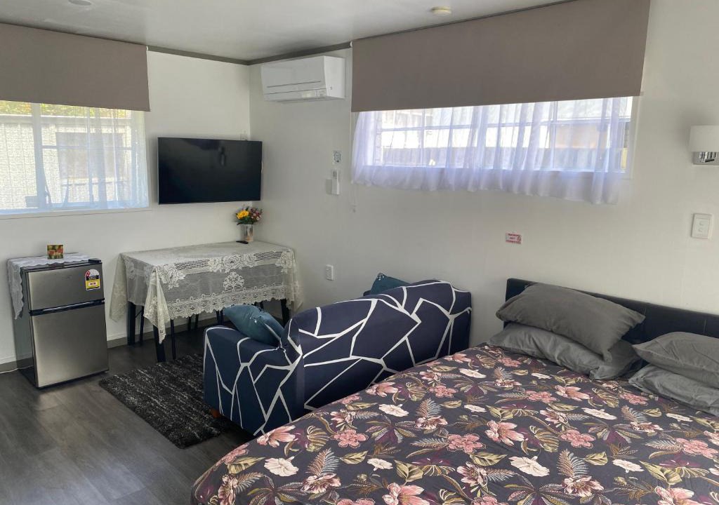 Hamilton House | Self Contained Unit, Private Bathroom, Private Entrance, Close to Shops & Hospital Homestay