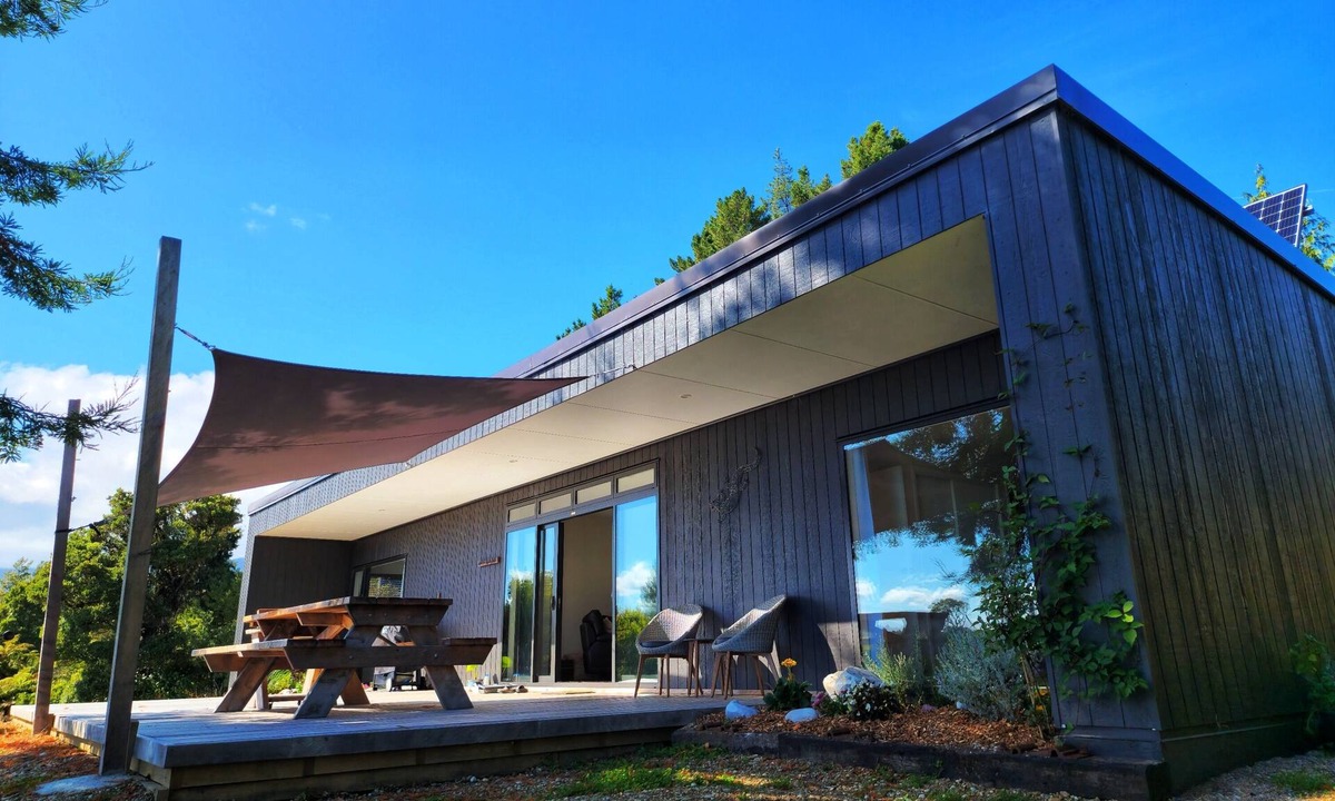 Karamea House | Self sufficient house powered by the sun.