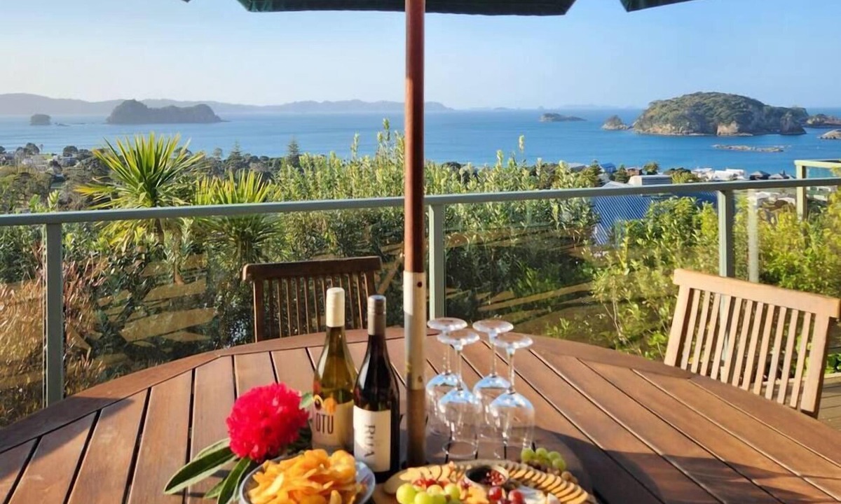 Hahei House | Seven Island View Hahei with magnificient views from the spacious deck