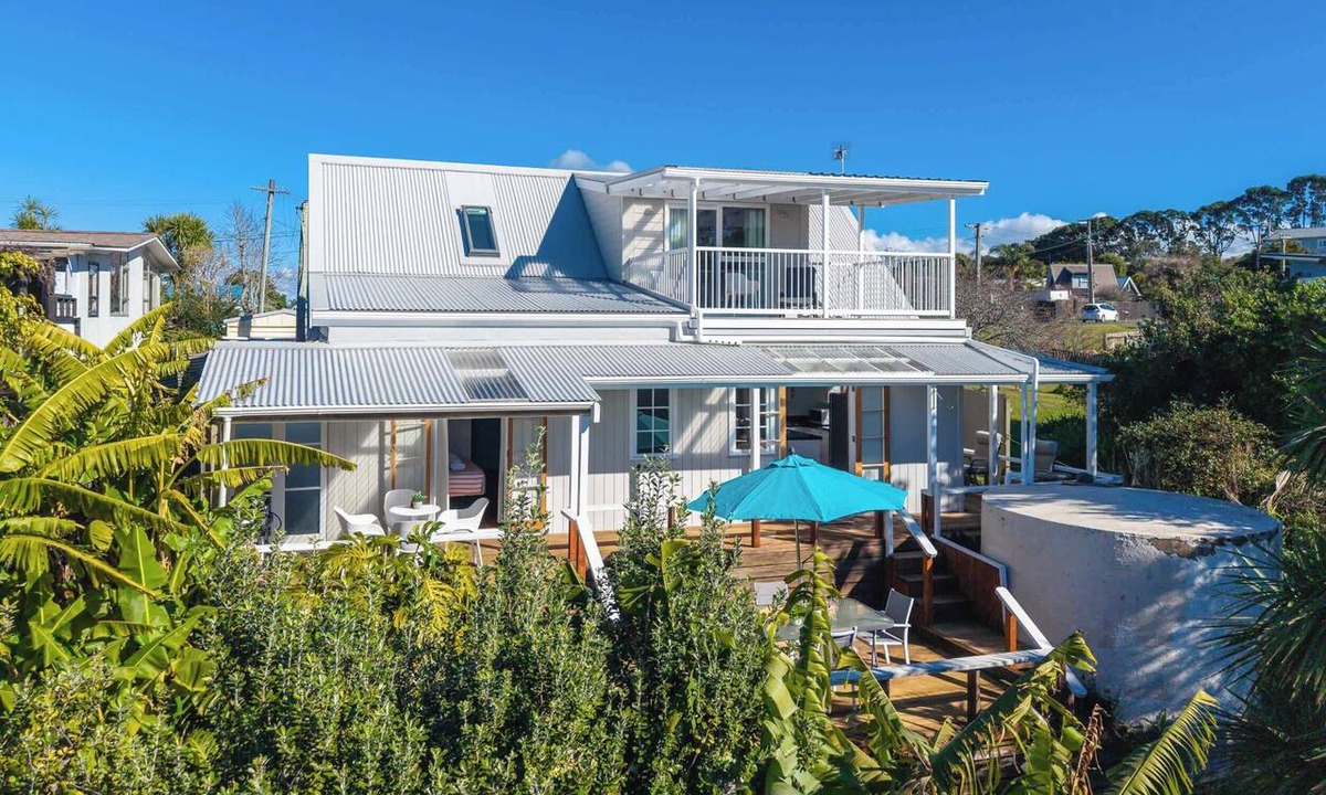 Surfdale House | Shelly Beach Cottage – Sunny Coastal Stay
