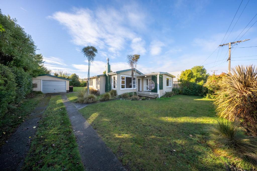 Te Anau House | Short Walk to Lake and Shops - The Green House