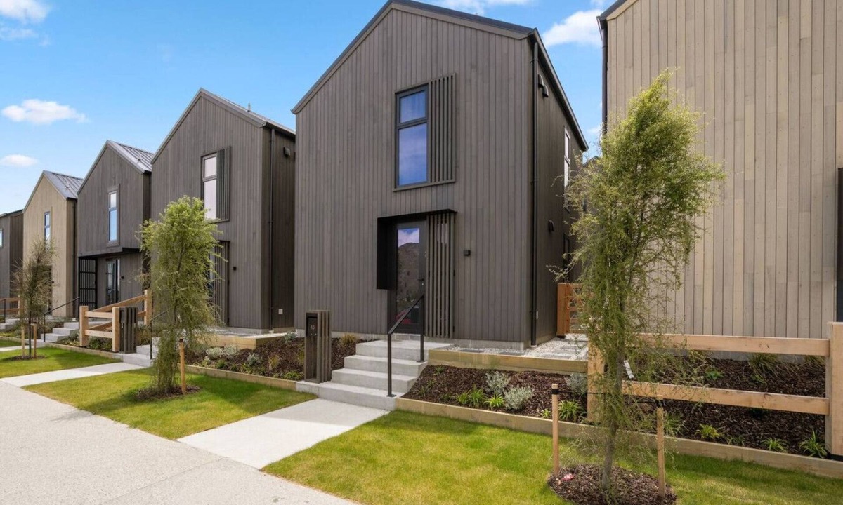 Frankton House | Ski Villa with Carpark 40, Stylish Alpine Base
