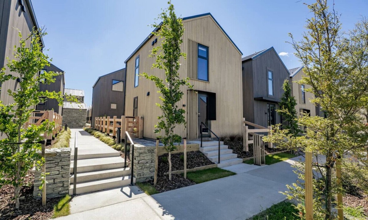 Frankton House | Ski Villa with Carpark 12, Handy to everything!