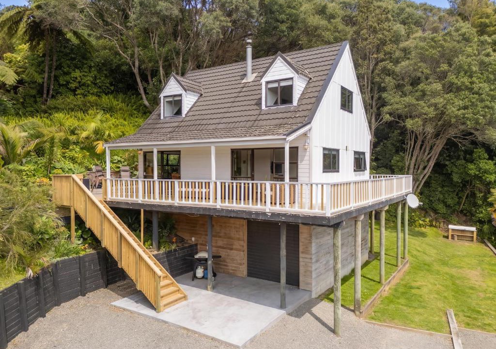 Onemana House | Skippers View - Onemana Holiday Home