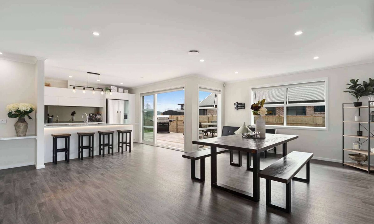 Wharewaka House | Sleeps 10/4BR - 3 min drive from Wharawaka beach
