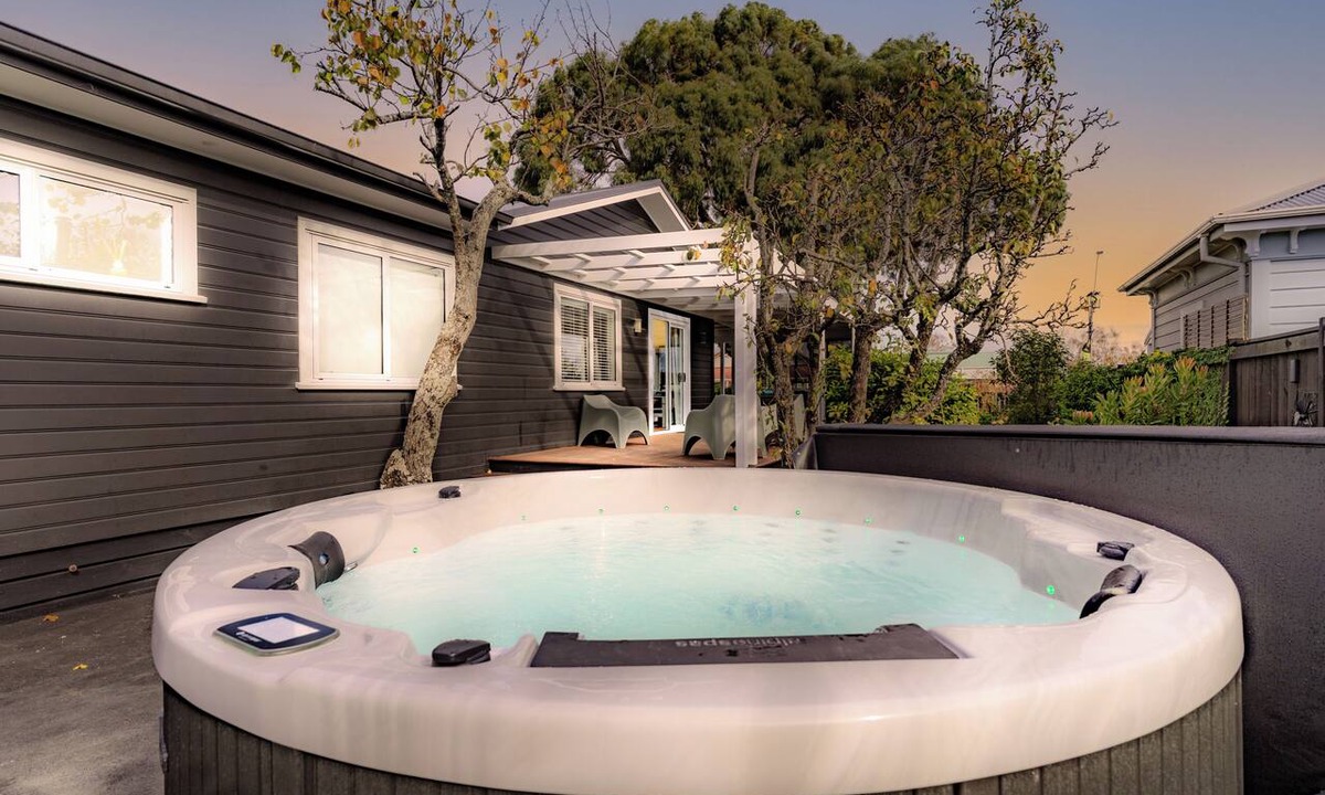 Martinborough House | Spa on Broadway - 3 Bedroom house one block from the Square
