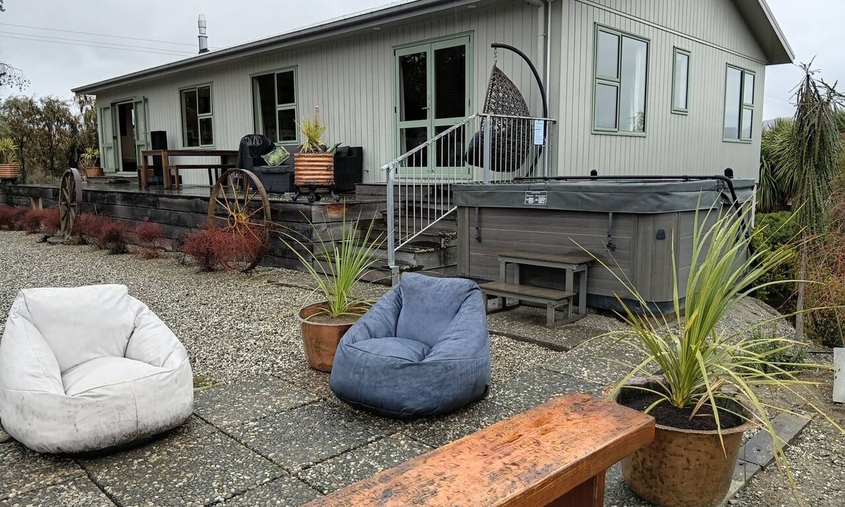 Lowburn House | Spa Pool | Private Pond | Mountain Views | 3 mins to Cromwell,Sleeps 6