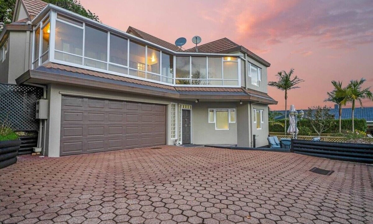 Mount Eden House | Spacious Mt Eden Oasis | Views, Parking, Air-Con