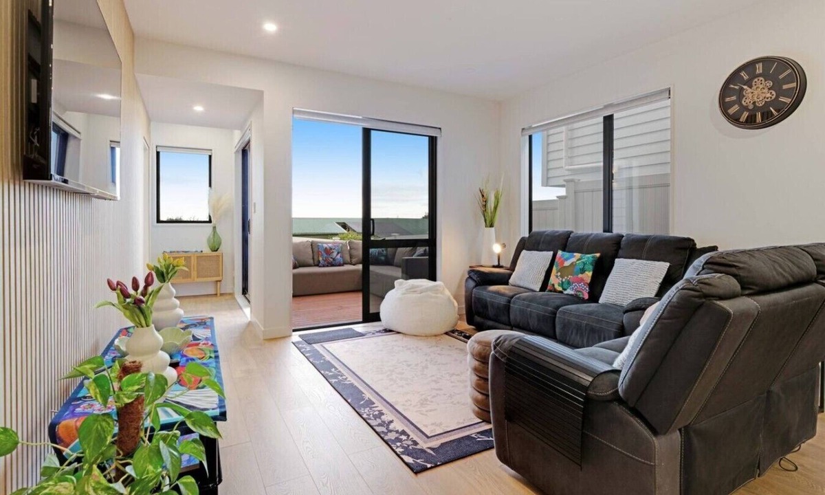 Mangere Villa | Spacious 4BR Family Haven with Air-con & Parking