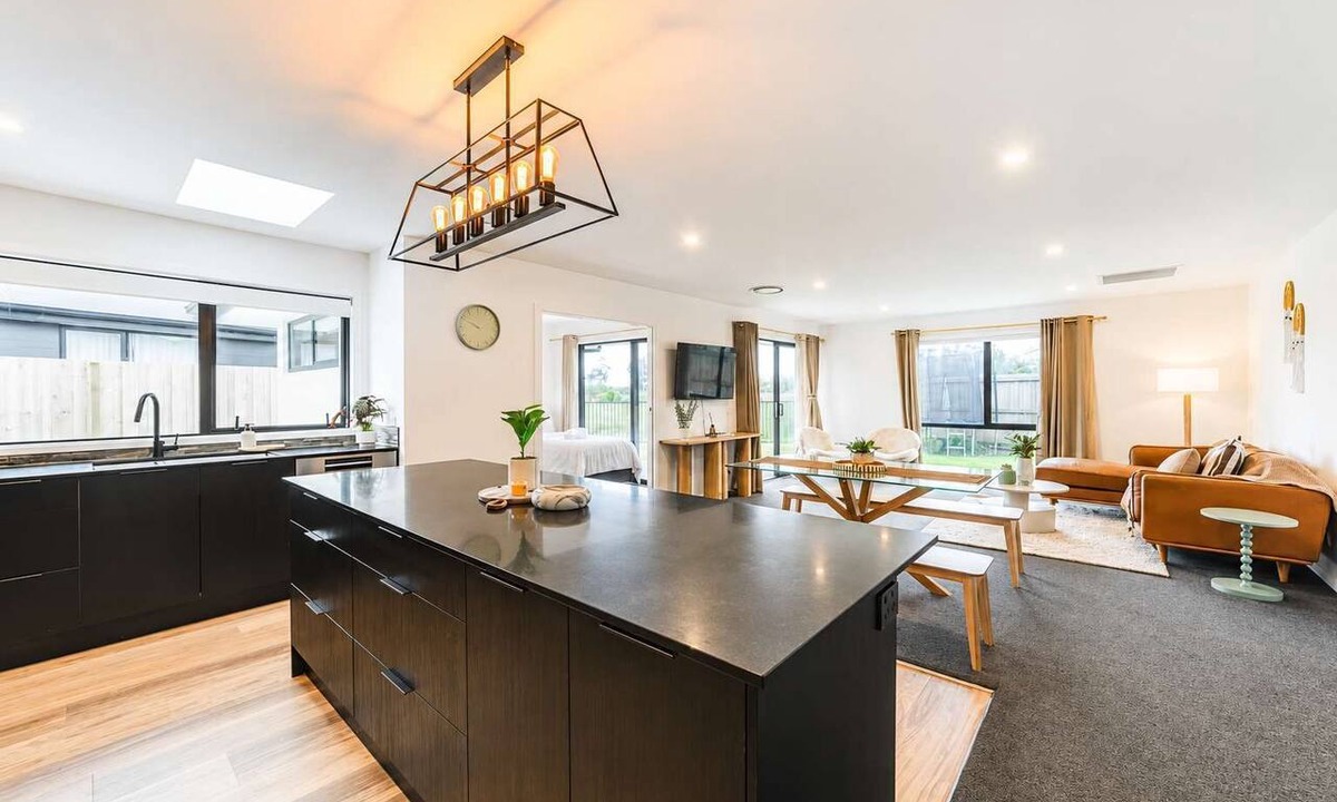 Hoon Hay House | Spacious 4BR Home | Spa and Two Lounges + Games