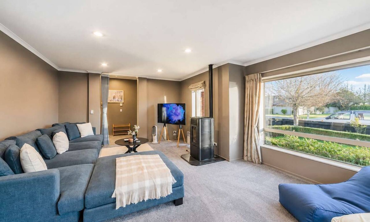 Halswell House | Spacious 4BR Retreat | Halswell Domain Park & Lake Views