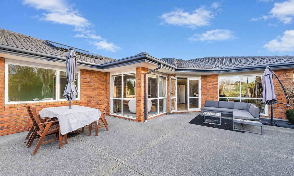 Halswell House | Spacious 4BR Retreat | Halswell Domain Park & Lake Views