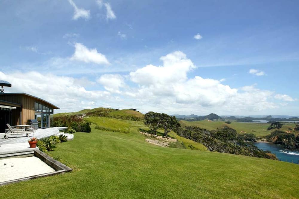 Taiharuru Villa | Spacious Deluxe Cottage Escape for Eight Guests near Ngunguru Bay, North Island