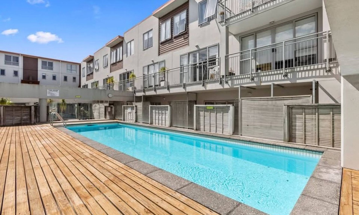 Onehunga Apartment | Spacious double bedroom with private bathroom & balcony available.