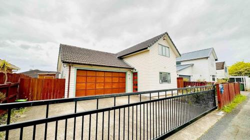 Manurewa House | Spacious Family Home Near Auckland Airport Sleeps 8 Free Parking