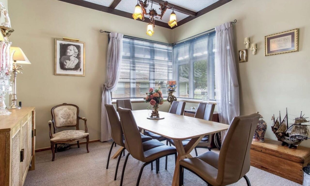 Royal Oak House | Spacious Family Retreat Near Cornwall Park