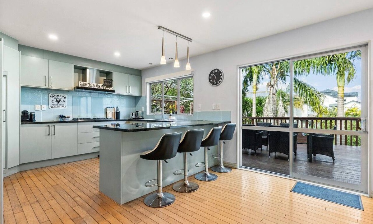 Greenhithe House | Spacious Greenhithe Sanctuary | Air-Con and Deck
