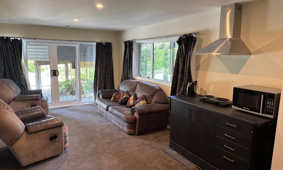Christchurch Apartment | Spacious Premium Family Suite | Super-King + Bunks!