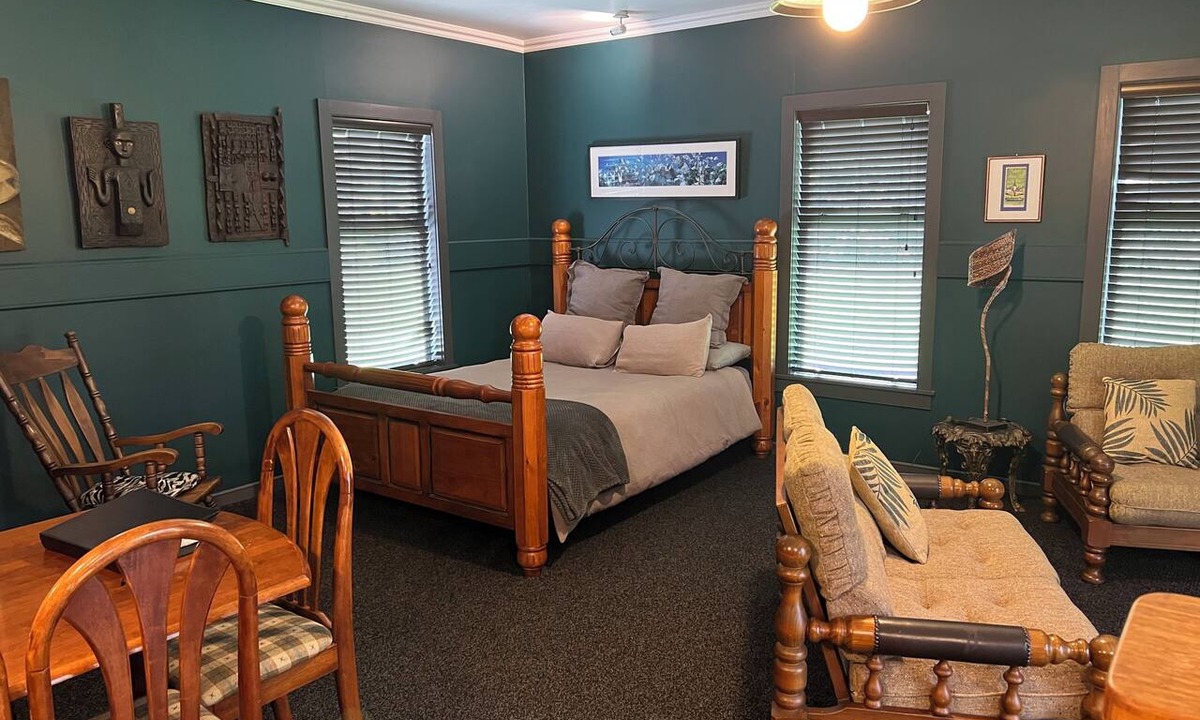 Otaki Cottage | Spacious Retreat with Hot Tub. Great for families!