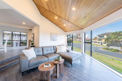 Orewa House | Spacious Seaview 3-Bedroom Home in Orewa