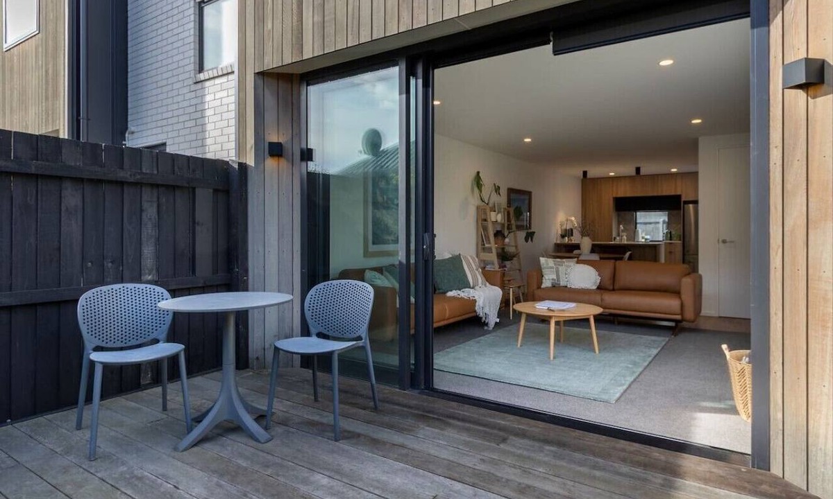 Saint Albans House | Spacious St Albans Stay – Near CBD, Garage + BBQ